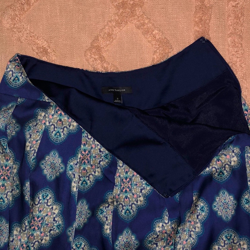Beautiful Ann Taylor Printed Skirt, Size 2 - Picture 3 of 5